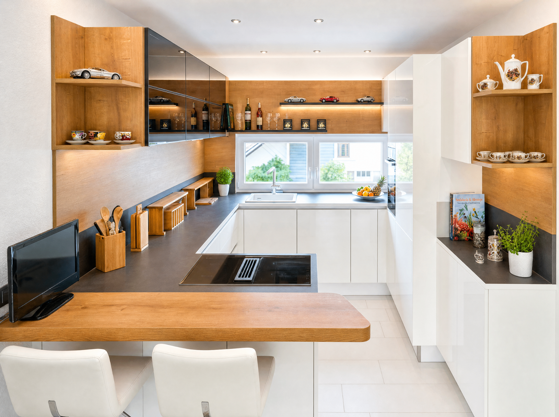 Moderne U-Küche in Weiß mit Holzakzenten, Theke und Induktionskochfeld